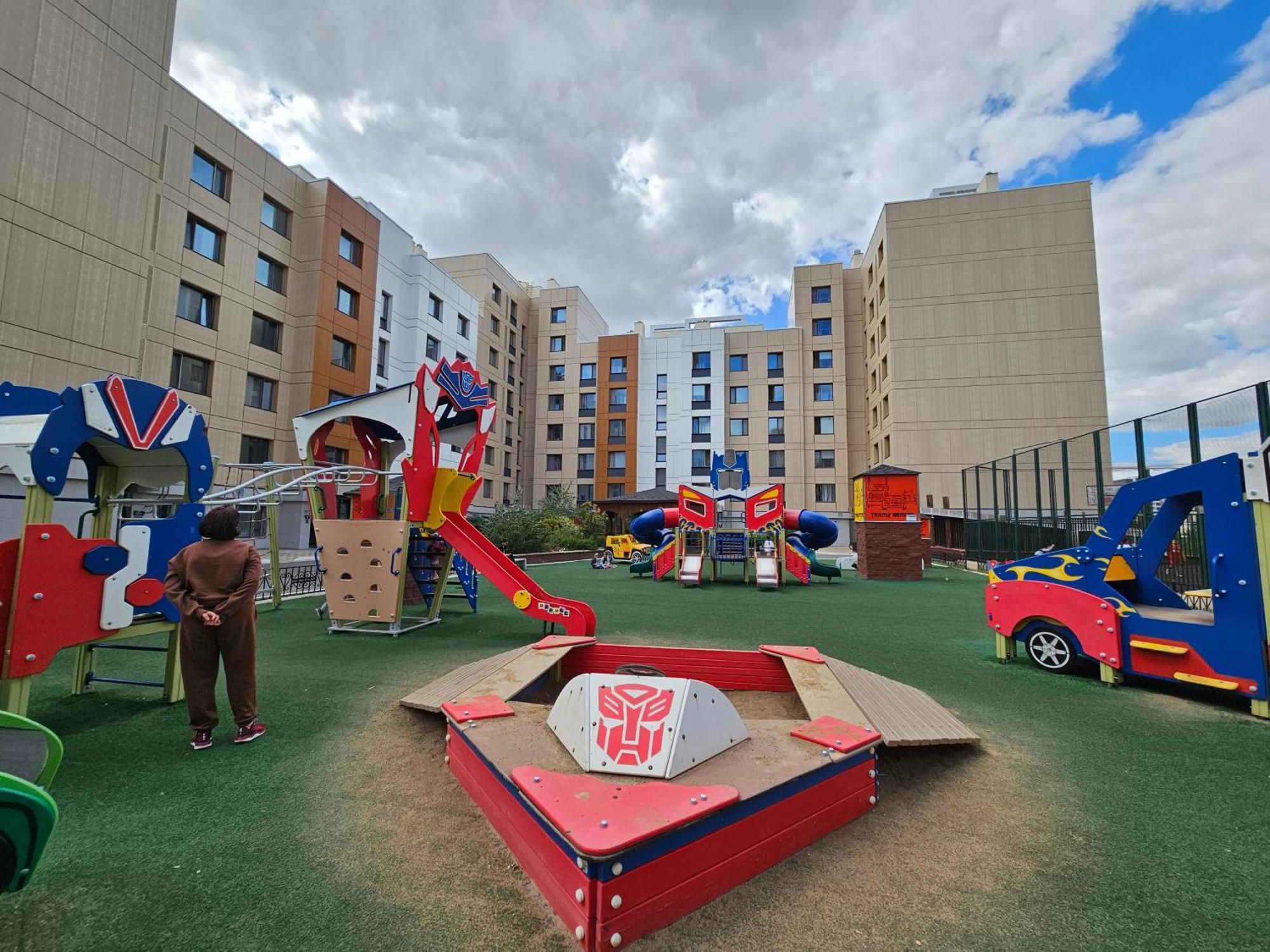 Ernaz Plus Apartments-Expo-Boulevard 130 アスターナ エクステリア 写真