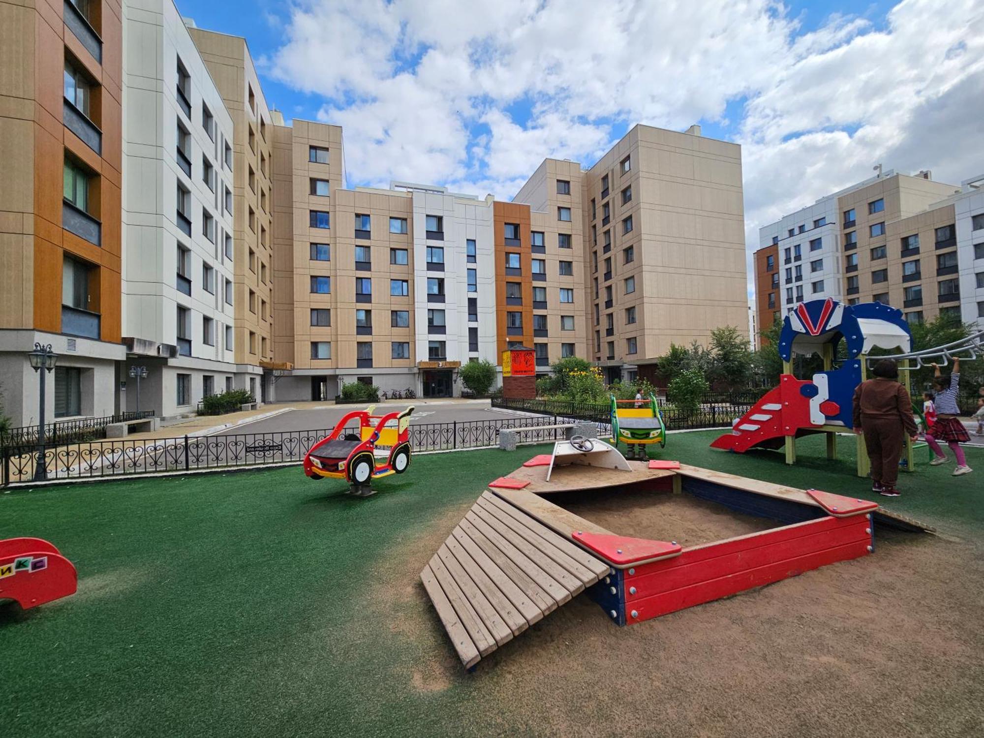 Ernaz Plus Apartments-Expo-Boulevard 130 アスターナ エクステリア 写真
